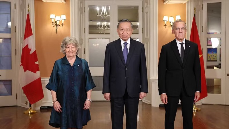 党中央总书记、国家主席苏林与加拿大总督路易丝·阿伯和加拿大总理马克·卡尼。