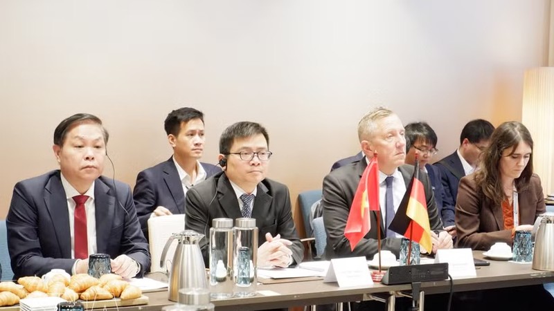 越南工商部副部长张青怀与全球风能理事会首席执行官本·巴克韦尔共同主持座谈会。