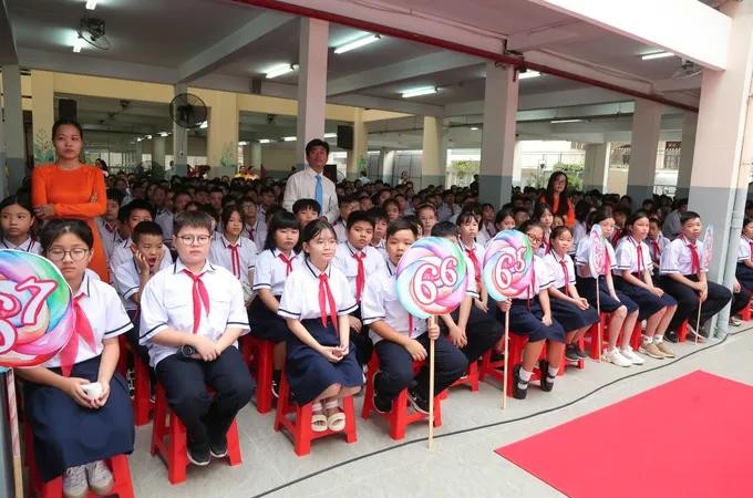 滨城坊阮攸初中学校学生出席2026-2027学年开学典礼。
