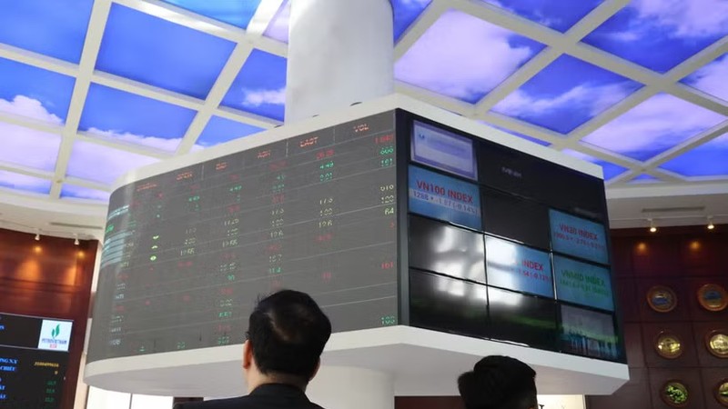 投资者在HOSE交易所盯盘。图：越通社