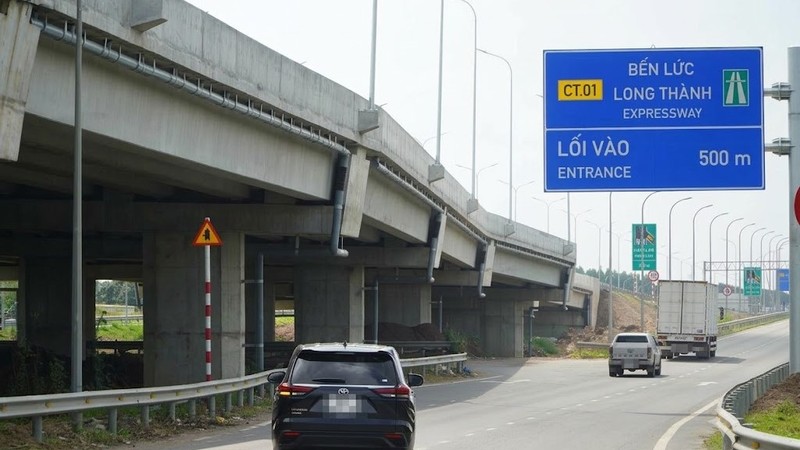 从51号国道驶入滨沥-隆城高速公路、朝南部西区方向行驶的车辆。图：富银