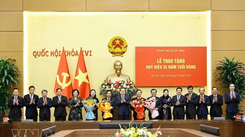国会主席陈青敏出席35年党龄纪念章颁授仪式。