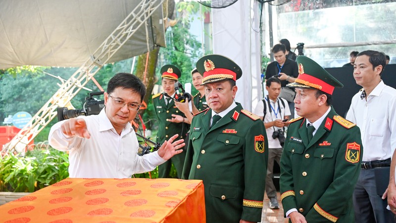 胡志明市人委会副主席阮孟强在彩排现场与相关单位就组织工作进行交流。 