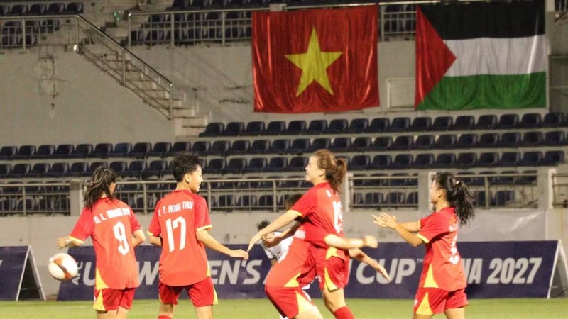 越南U17女足球员在攻破吉尔吉斯斯坦U17女足球门、帮助球队以1比0领先后庆祝。