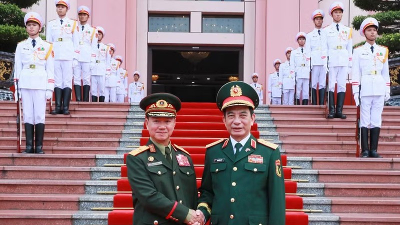 党中央政治局委员、政府副总理、国防部长潘文江大将（右）在河内主持仪式，欢迎坎良·乌塔凯松大将一行。