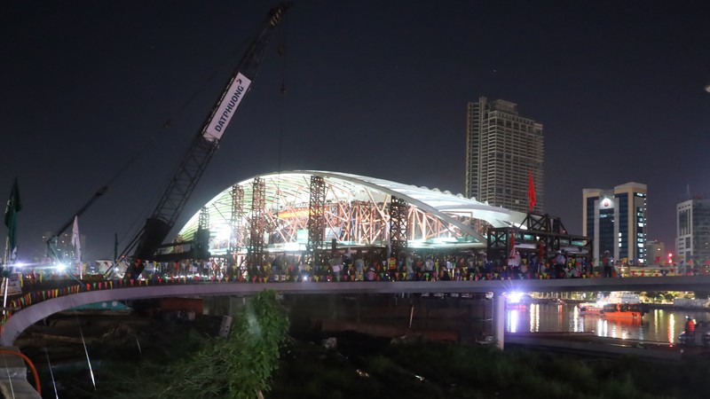 10月21日凌晨4时，西贡河步行桥合龙工作开始启动。图：国雄