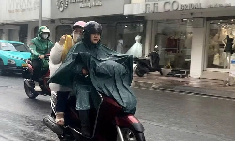 南部地区雷雨天气持续，降雨量普遍为10至30毫米。