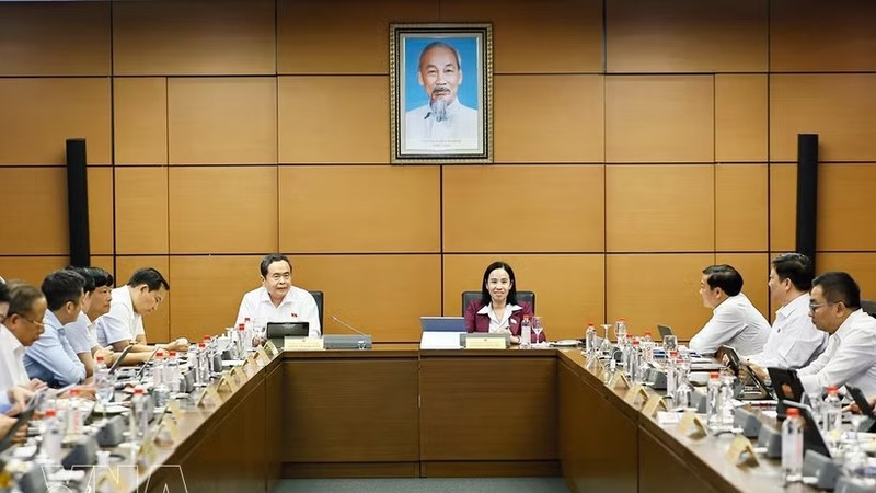 国会就各部法律草案进行分组讨论。
