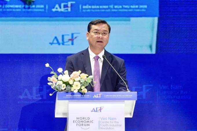 胡志明市人委会副主席阮功荣在专题讨论会上致开幕辞。图：雄—朝