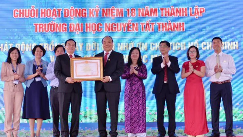 Thủ tướng Nguyễn Xuân Phúc vui mừng vì sự phát triển của Trường ĐH Nguyễn Tất Thành ​