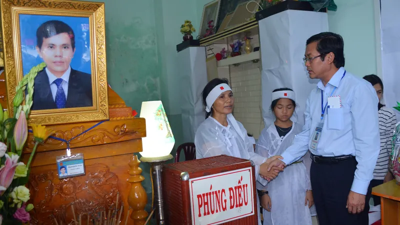 Đoàn của Bộ GD-ĐT viếng thầy giáo coi thi bị đột tử