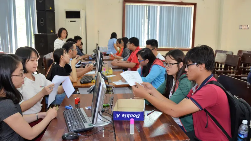 Thí sinh nộp giấy xác nhận nhập học tại Trường Đại học Sài Gòn 
