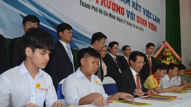 Hiệu trưởng ký hợp đồng “bao” việc làm cho gần 800 sinh viên