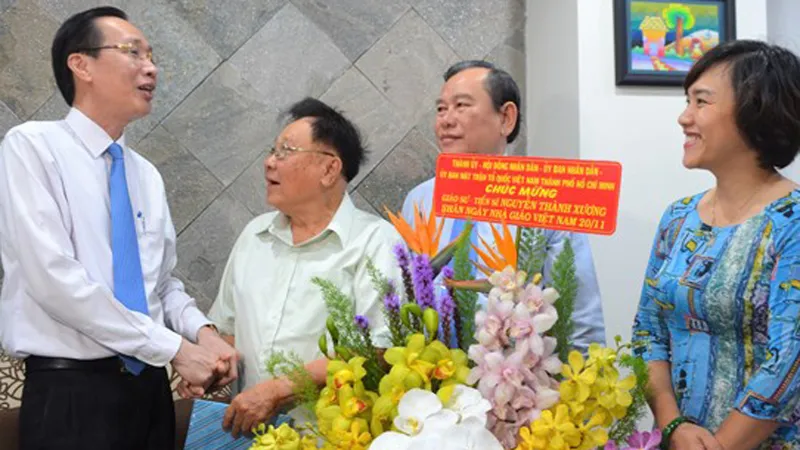 Lãnh đạo TPHCM thăm và chúc mừng nhà giáo lão thành