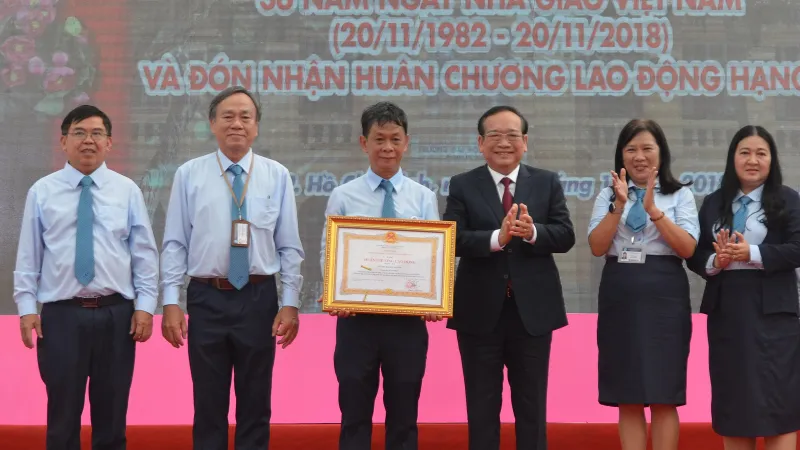 Trường ĐH Sài Gòn nhận Huân chương Lao động Hạng Ba