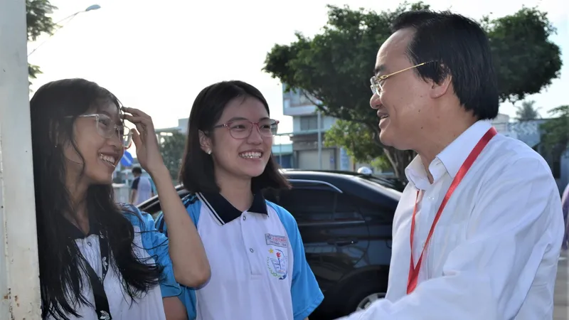 Bộ trưởng Bộ GD-ĐT Phùng Xuân Nhạ động viên thí sinh ngay khi gặp thí sinh ngoài cổng điểm thi Trường THPT Lê Quý Đôn