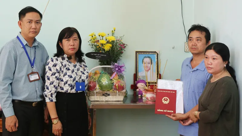 Ba mẹ Hoàng Xuân Trúc nhận bằng cử nhân cho con từ Ban Giám hiệu Trường ĐH Sài Gòn 