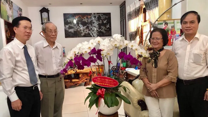 Trưởng ban Tuyên giáo Trung ương thăm và chúc mừng Giáo sư Trần Hồng Quân