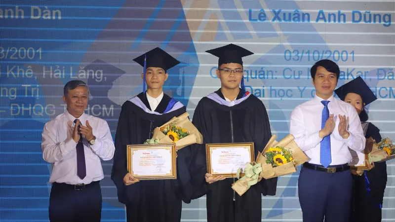 50 tân thủ khoa nhận học bổng Nâng bước thủ khoa 2019