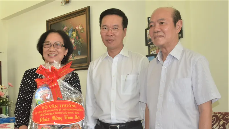 Đồng chí Võ Văn Thưởng thăm, chúc Tết gia đình GS-TSKH Lê Ngọc Trà