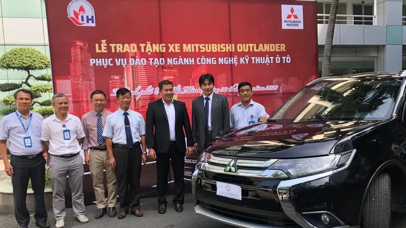 Tặng xe ô tô mới phục vụ đào tạo cho sinh viên 