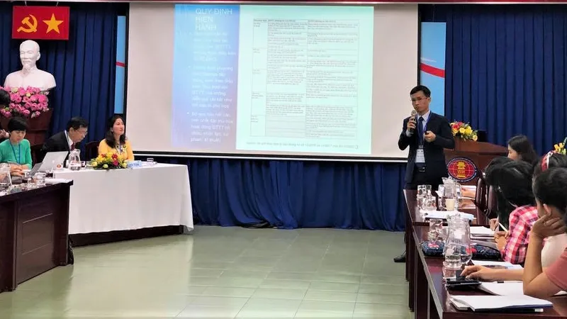 TS Nguyễn Tấn Đại, Trưởng đại diện Văn phòng Đại học Pháp ngữ tại TPHCM trình bày tham luận đảm bảo chất lượng trong đào tạo trực tuyến của Việt Nam