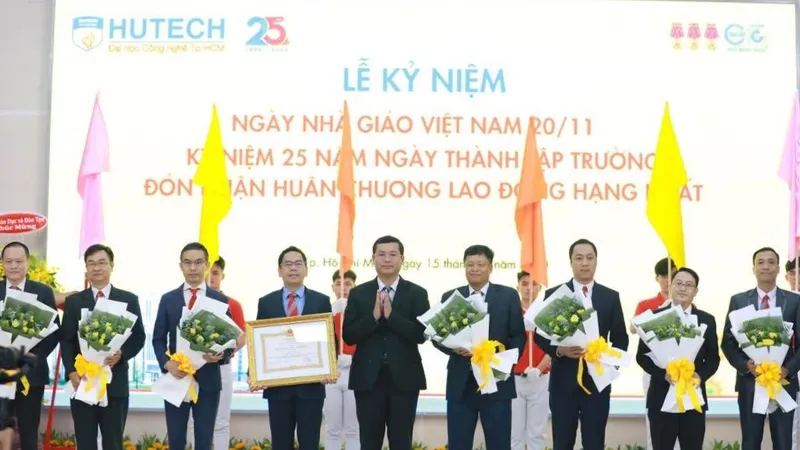 Trường ĐH Công nghệ TPHCM nhận Huân chương Lao động hạng Nhất