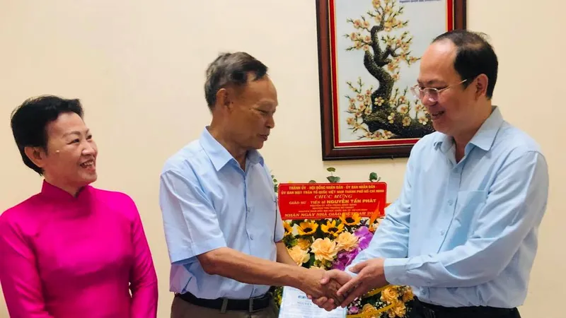 Đồng chí Nguyễn Hồ Hải, Phó Bí thư Thành ủy, Trưởng ban Tổ chức Thành ủy đã đến thăm, chúc mừng PGS-TS Nguyễn Tấn Phát