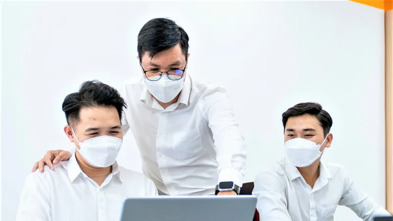 Cán bộ kỹ thuật Trường ĐH Công nghệ TPHCM trực xử lý dữ liệu để lọc ảo, xét tuyển 