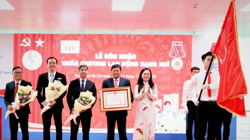 Trường ĐH Kinh tế - Tài chính TPHCM đón nhận Huân chương Lao động hạng Nhì