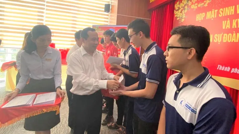 ĐH Quốc gia TPHCM thăm, tặng quà tết cho sinh viên