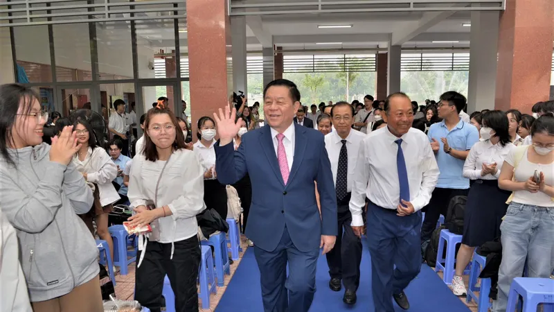 Bí thư Trung ương Đảng, Trưởng Ban Tuyên giáo Trung ương Nguyễn Trọng Nghĩa đến dự lễ khai giảng 