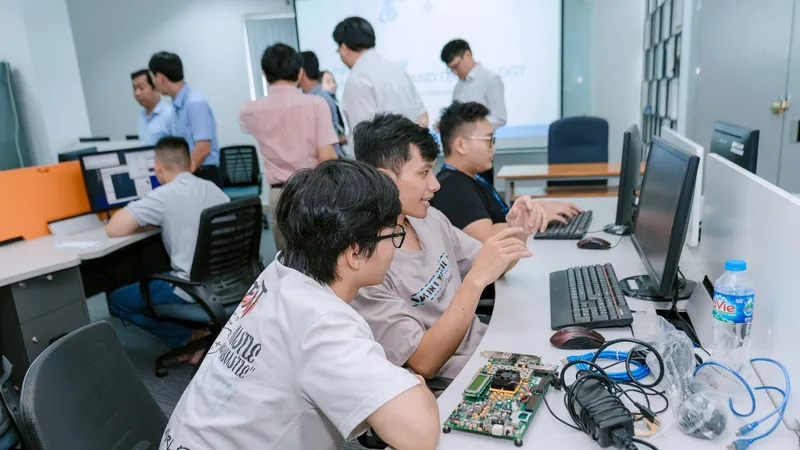 Sinh viên ngành CNTT, Trường ĐH Khoa học Tự nhiên (ĐHQG TPHCM trong giờ học thực hành 