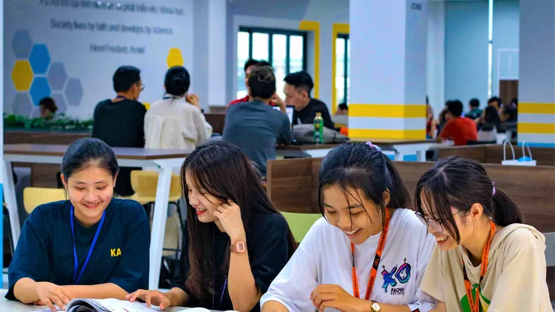 Sinh viên Trường ĐH Kinh tế - Luật (ĐHQG TPHCM) trong giờ học nhóm. Ảnh: THANH HÙNG