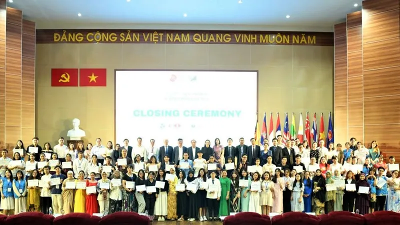 Sinh viên các trường đại học Đông Nam Á chụp hình lưu niệm tại chương trình bế mạc