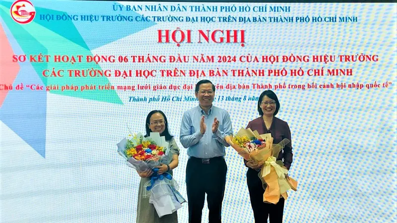 Đồng chí Phan Văn Mãi chúc mừng các nhân sự mới được bổ sung vào Hội đồng