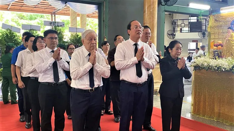 Đồng chí Nguyễn Hồ Hải, Phó Bí thư Thường trực Thành ủy TPHCM, dẫn đầu đoàn lãnh đạo Thành ủy, HĐND, UBND TP, Ủy ban Mặt trận Tổ quốc Việt Nam TPHCM viếng GS-TS Chu Phạm Ngọc Sơn