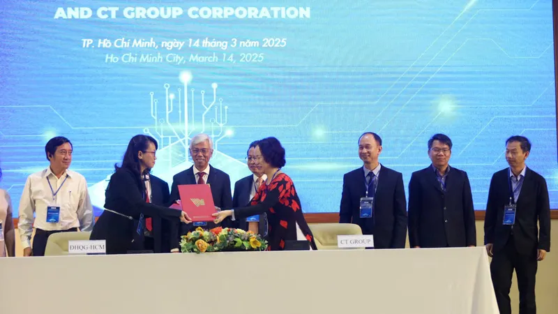 ĐHQG TPHCM và Tập đoàn CT Group ký kết hợp tác tại hội thảo. Ảnh: THANH HÙNG