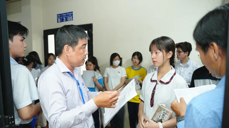 Thí sinh dự thi đánh giá năng lực do ĐHQG TPHCM tổ chức ngày 30-3 tại cụm thi TPHCM. Ảnh: THANH HÙNG 