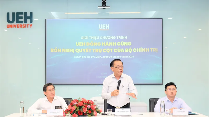 GS-TS Nguyễn Đông Phong, Chủ tịch Hội đồng ĐH UEH trao đổi với báo chí về các chương trình hoạt động