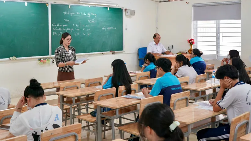 Thí sinh làm thủ tục dự thi chiều ngày 25-6: Ảnh: HOÀNG HÙNG