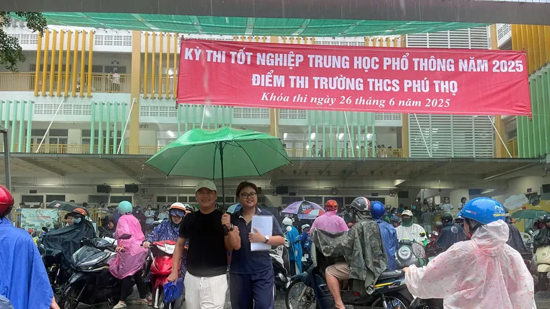 Thí sinh kết thúc môn thi Toán chiều 26-6: Ảnh: HOÀNG HÙNG
