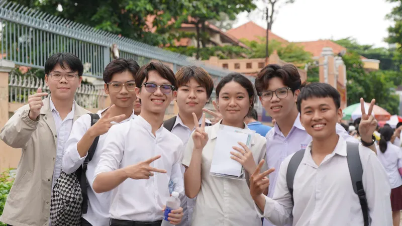 Thí sinh thi tại điểm thi THPT Chuyên Lê Hồng Phong (TPHCM) tự tin kết thúc các môn thi tự chọn. Ảnh: HOÀNG HÙNG