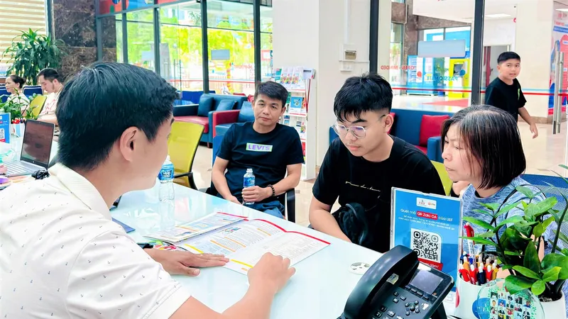 Thí sinh, phụ huynh tìm hiểu thông tin tuyển sinh tại Trường ĐH Kinh tế - Tài chính TPHCM trong giờ học nhóm