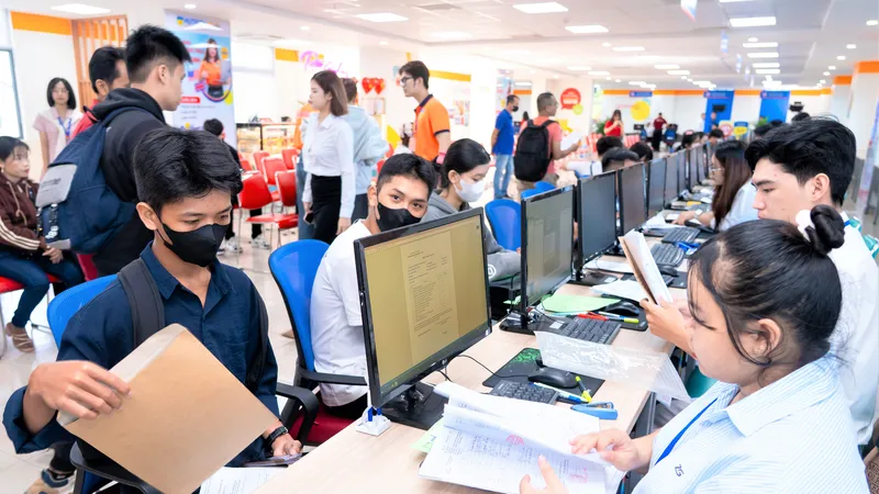 Thí sinh làm thủ tục nhập học tại Trường ĐH Công nghệ TPHCM 