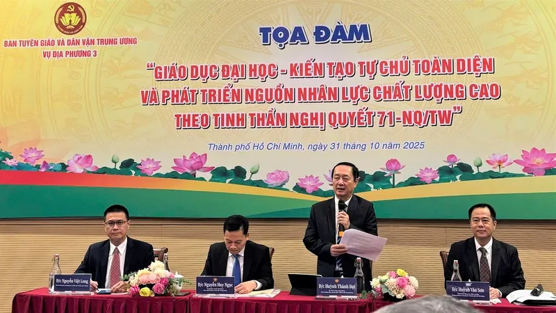 Đồng chí Huỳnh Thành Đạt, Ủy viên Trung ương Đảng, Phó Trưởng Ban Tuyên giáo và Dân vận Trung ương phát biểu tại tọa đàm