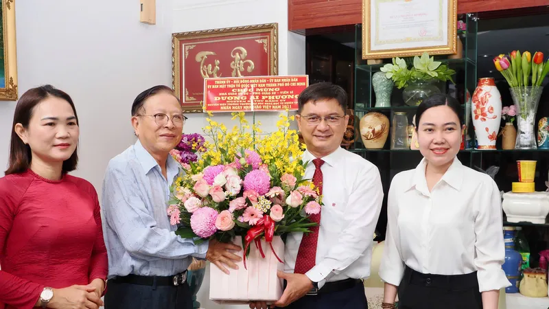 Phó Chủ tịch UBND TPHCM Nguyễn Mạnh Cường tặng hoa chúc mừng Nhà giáo ưu tú, PGS-TS Dương Ái Phương - Ảnh: HOÀNG HÙNG