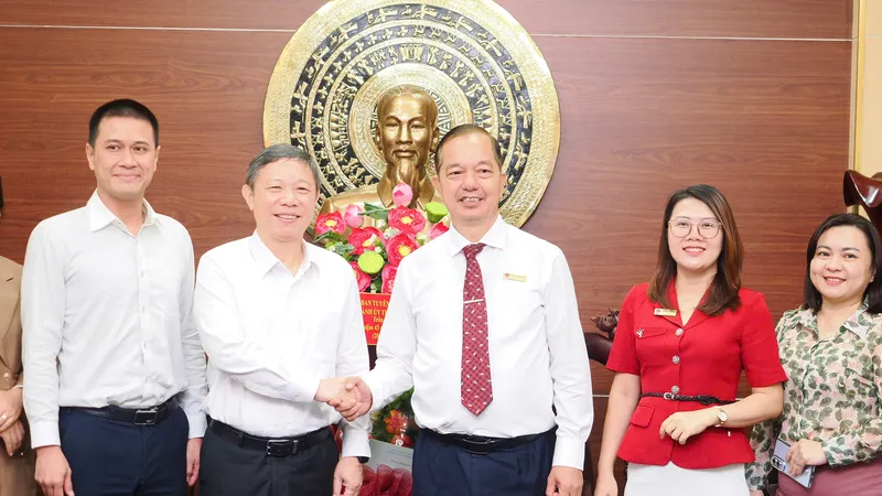 Trưởng Ban Tuyên giáo và Dân vận Thành ủy TPHCM Dương Anh Đức thăm và chúc mừng Học viện Cán bộ TPHCM