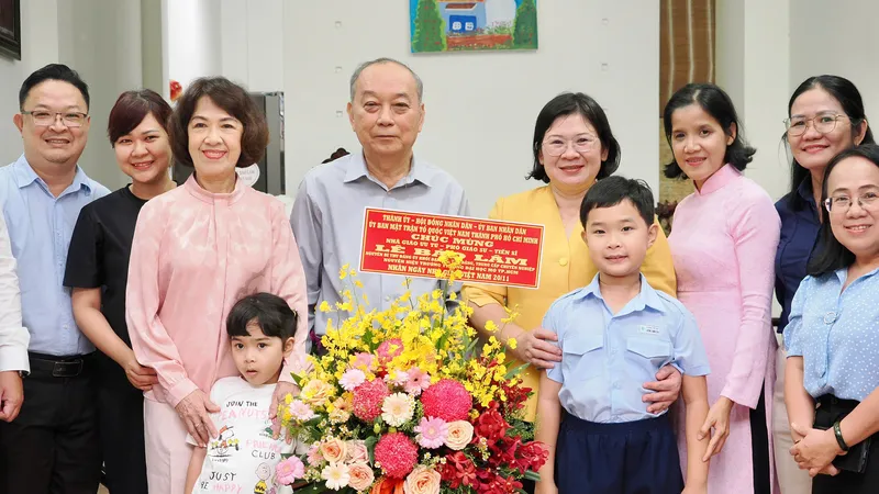 Đồng chí Văn Thị Bạch Tuyết, Phó Bí thư Thành ủy đến thăm, chúc mừng gia đình NGƯT, PGS-TS Lê Bảo Lâm. Ảnh: HOÀNG HÙNG