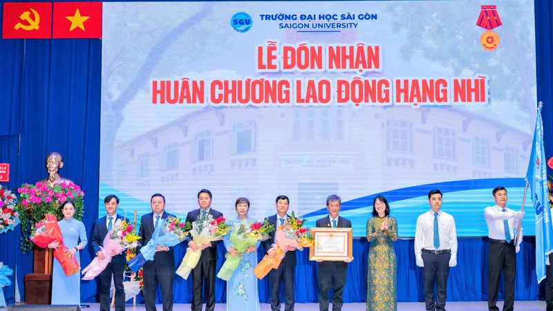 Trường ĐH Sài Gòn nhận Huân chương Lao động hạng nhì 